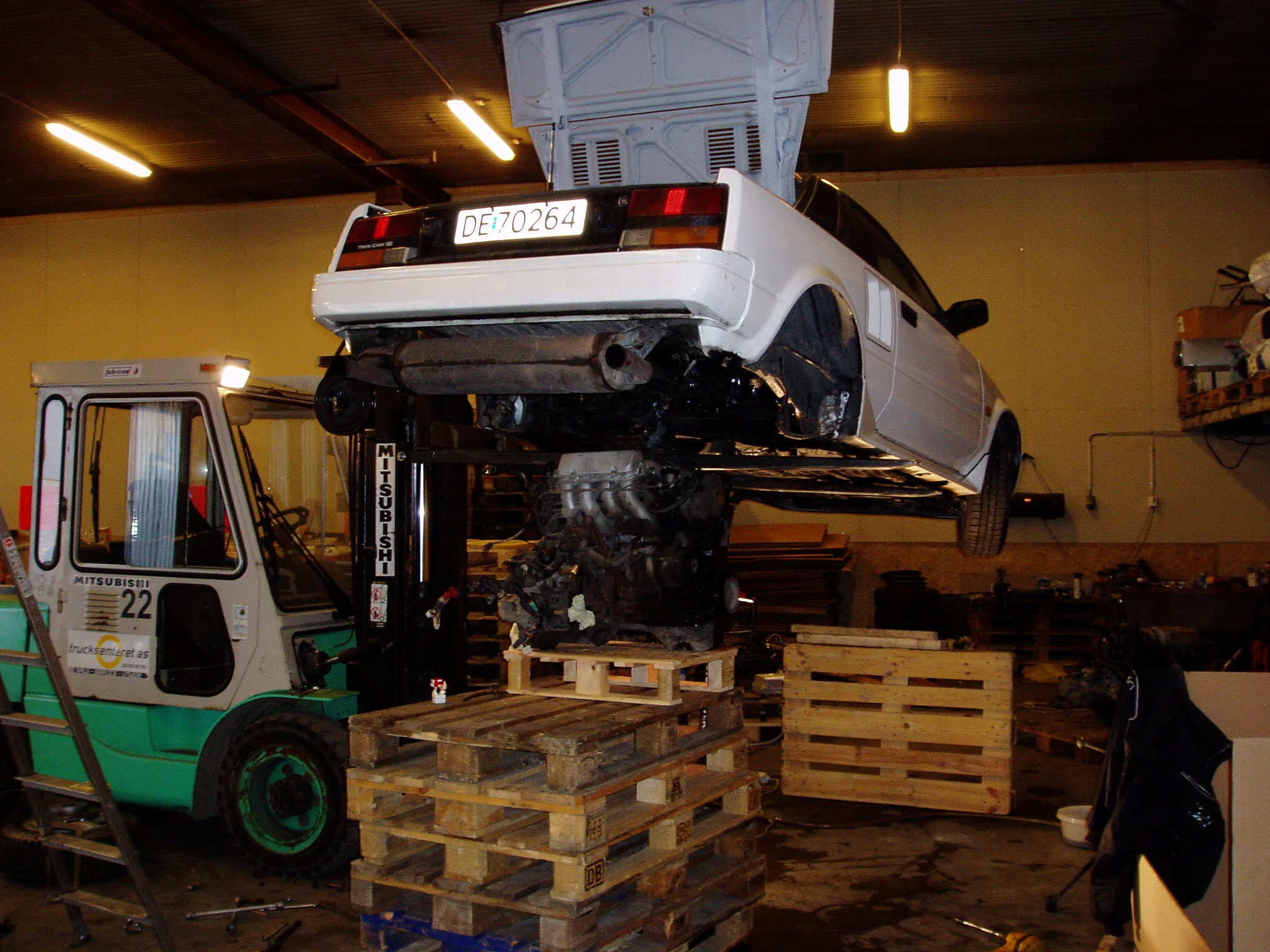 Etter litt stress mekking var motoren ute. Hva skulle jeg gjort uten trucken?