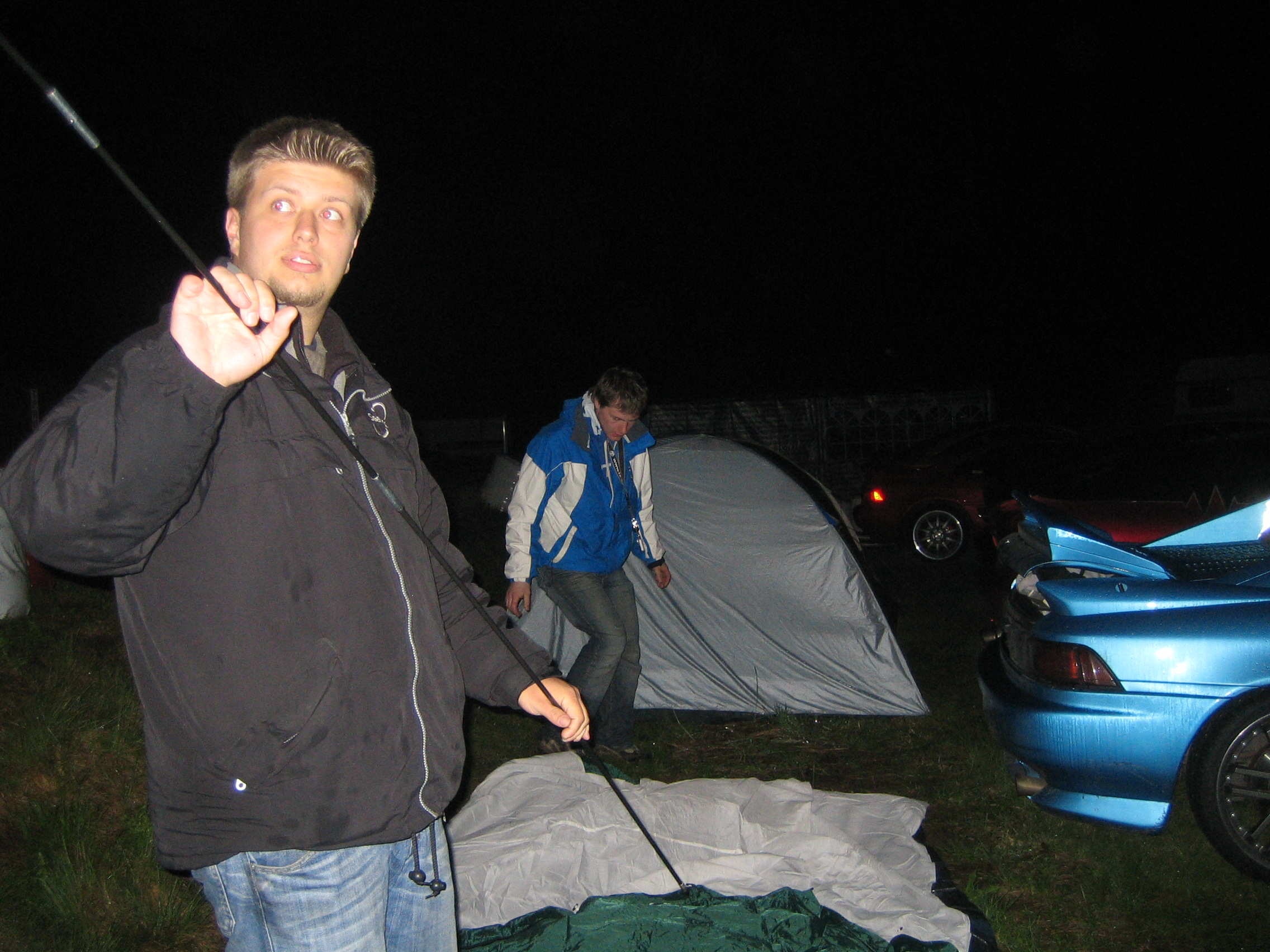 Morten og SW20 monterer telt i mørkten