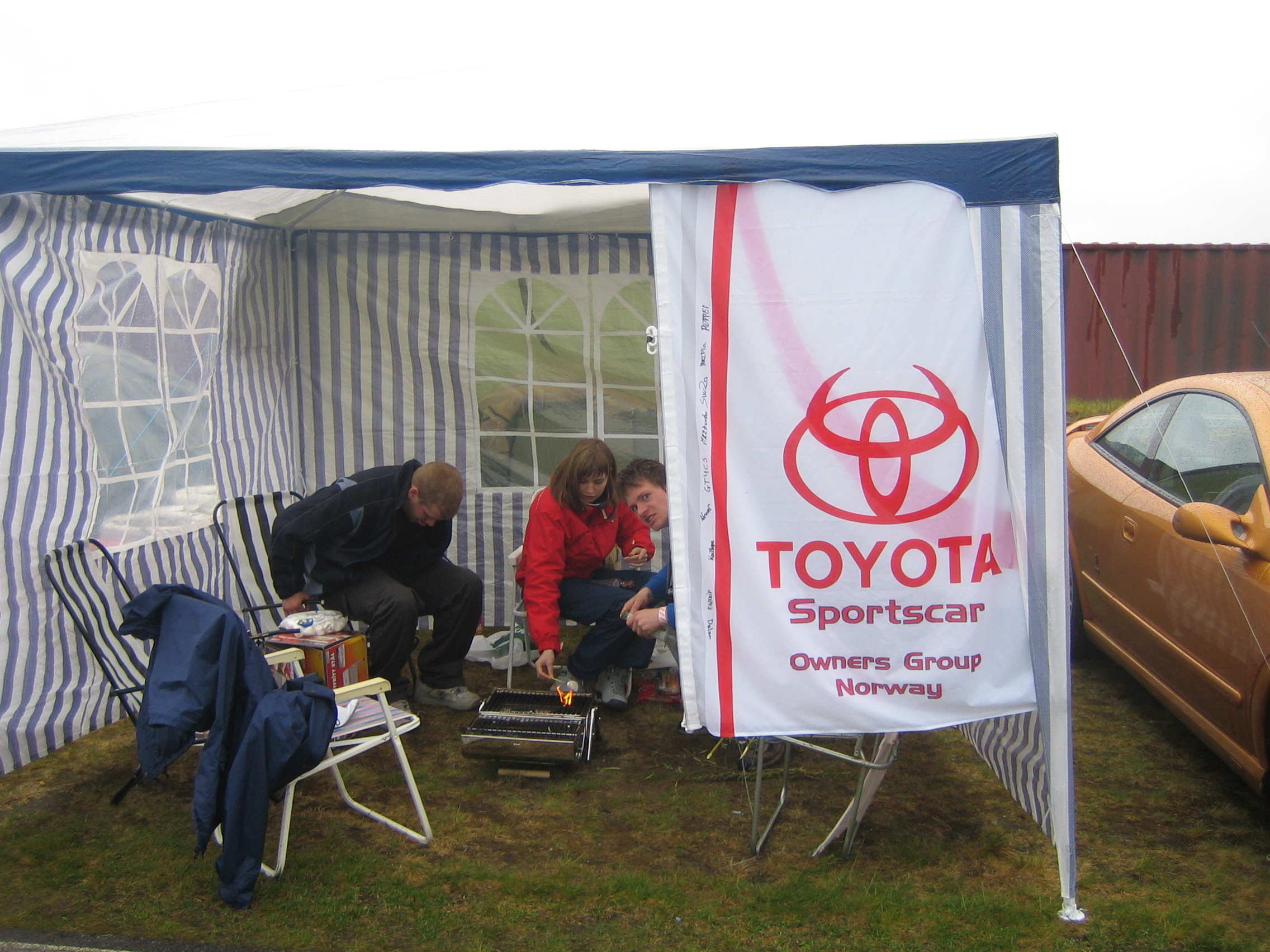 Banneren vår fint hengt opp så alle ser hvor vi er.....og sw20 er linselus som vanlig ;)