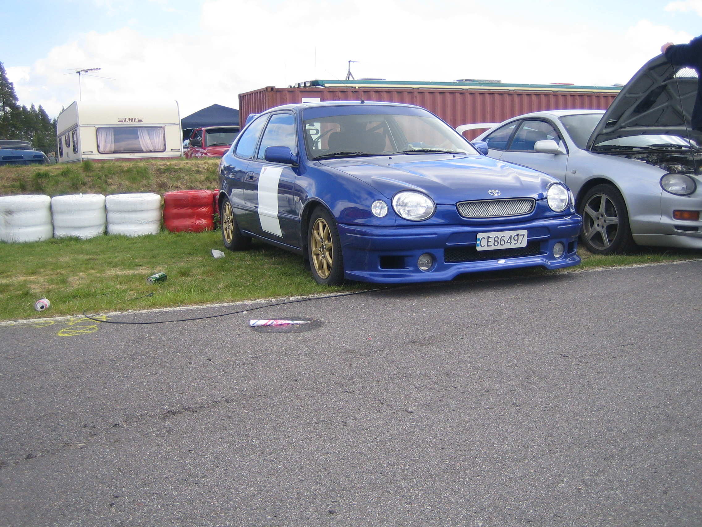 ....sammen med bilen sin