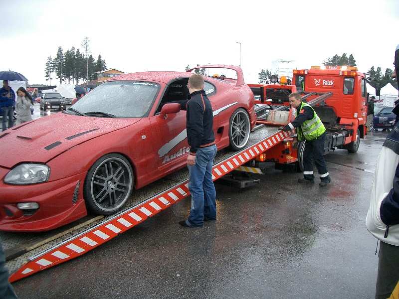 Etter litt om og men fikk de bilen på planet.