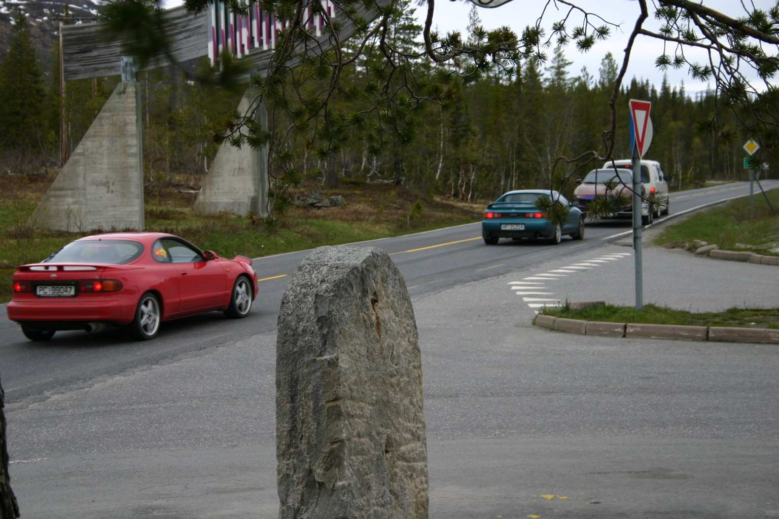 Og hele resten av gjengen kommer valsende etter