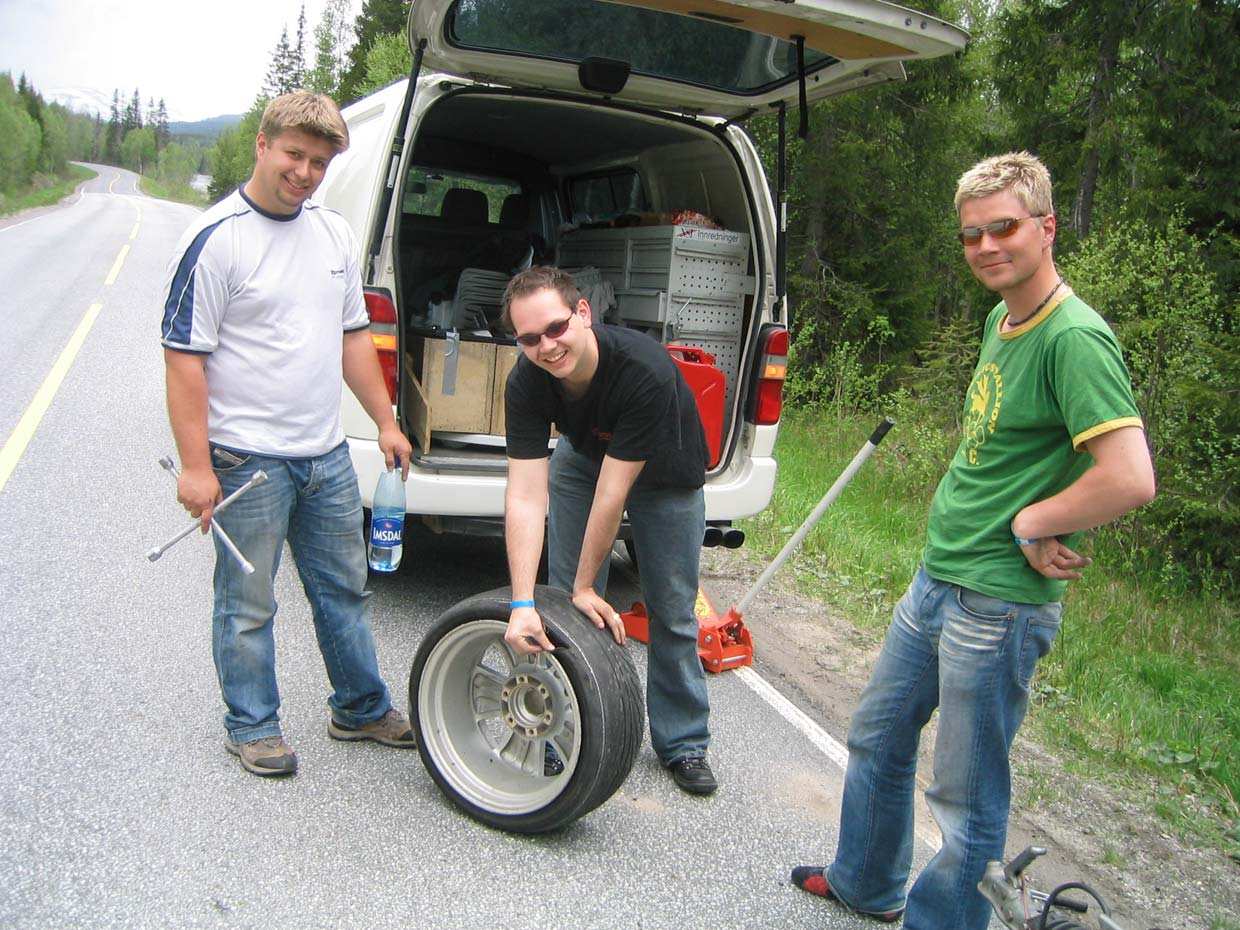 sjekk flenga i dekket.... er gjennom 3 kordlag...