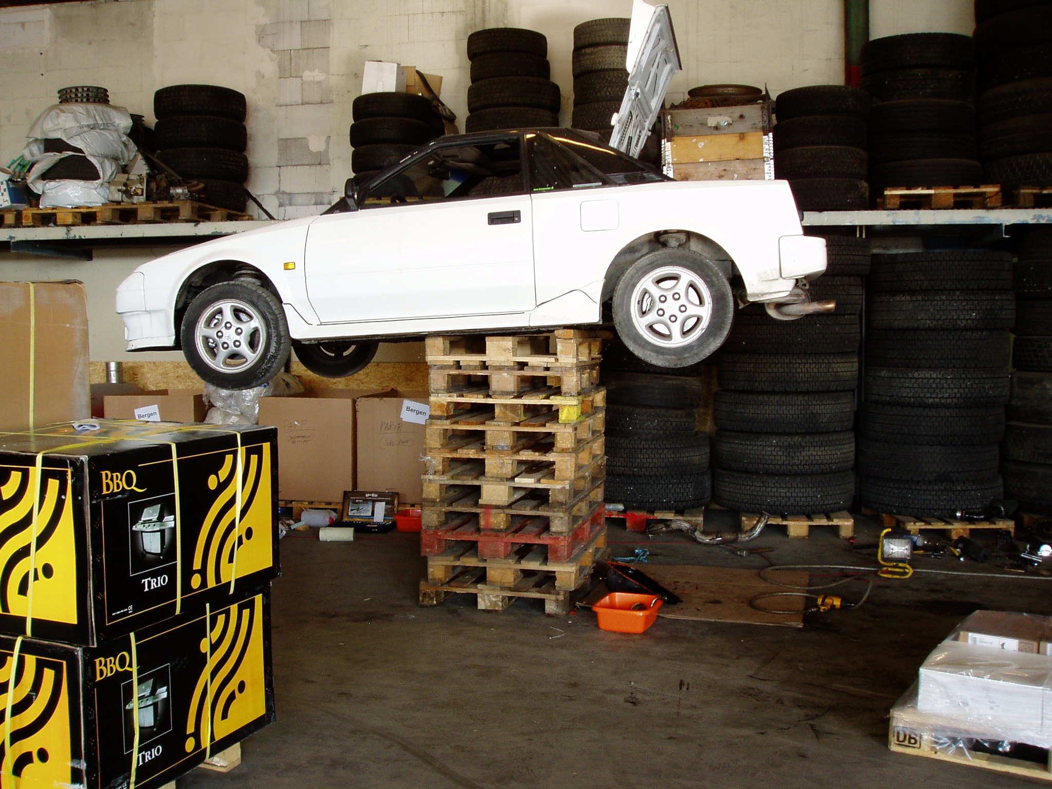 Måtte sette bilen på paller da transport gutta trengte trucken hele torsdagskvelden...