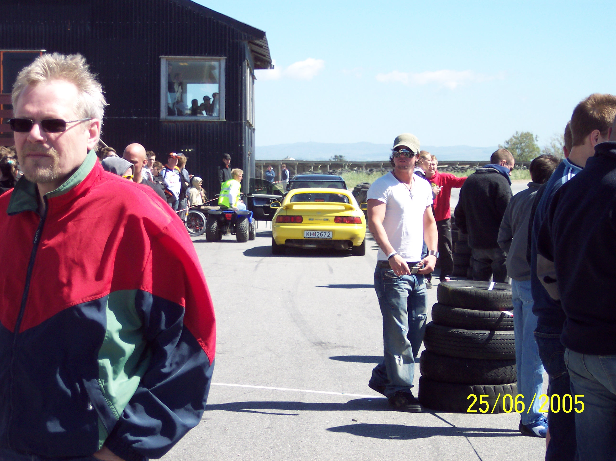 fikk hilset på morten her på forumet også. her er hans mr2 i kø for bane kjøring