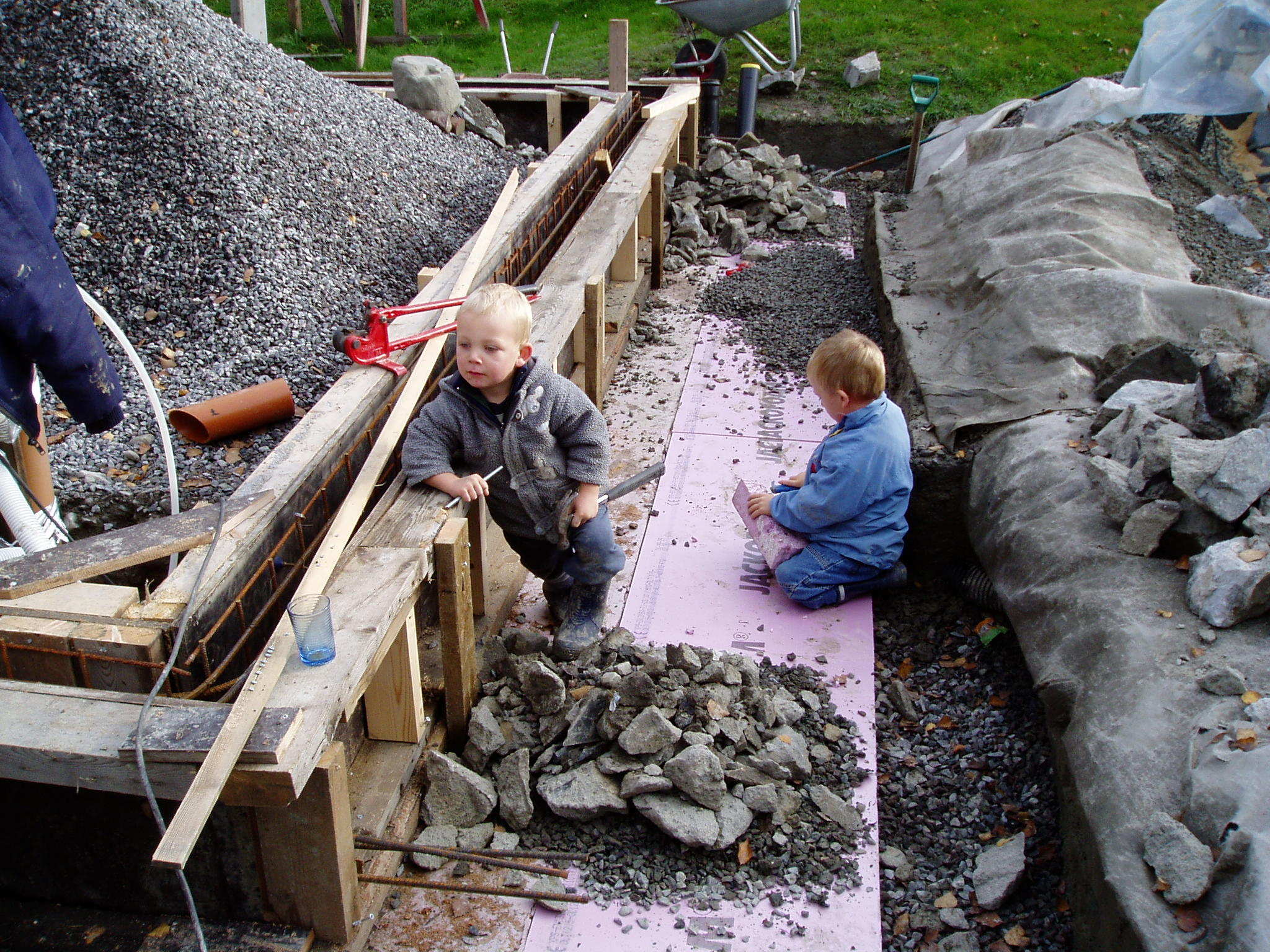 Hjelpere er fint å ha når en skal støpe og isolere...