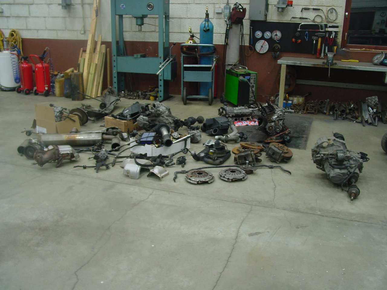 Mesteparten her er deler som aldri skal brukes igjen, i tillegg ligger det ca like mye i garasjen :/ På tide å fylle opp søppelhengeren tror jeg.