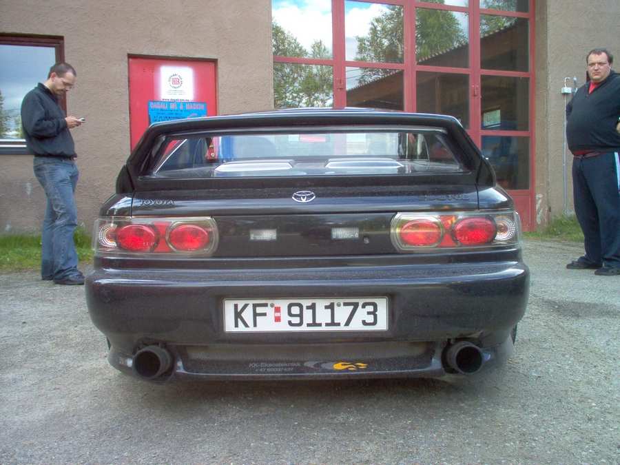 Chrstian sin mr2 utefor verkstedet.