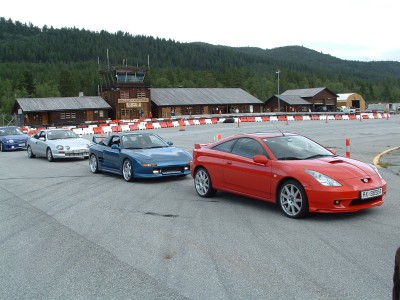 Neemi kjører bilen