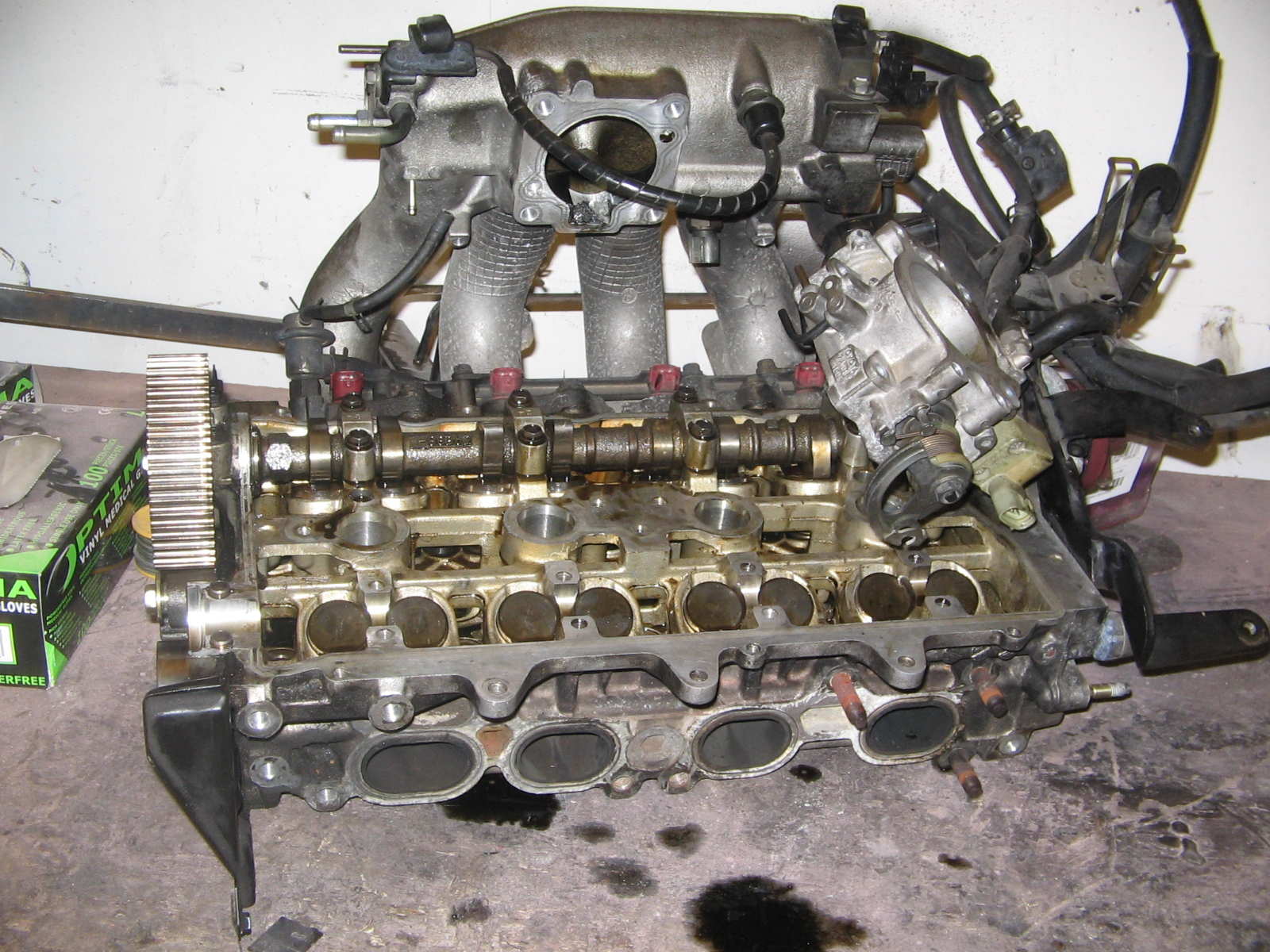 Måtte ta av insugsmanifoilen etter at vi har tatt av toppen pga. plassen mellom den og torpedoveggen var ikke akkurat topp...