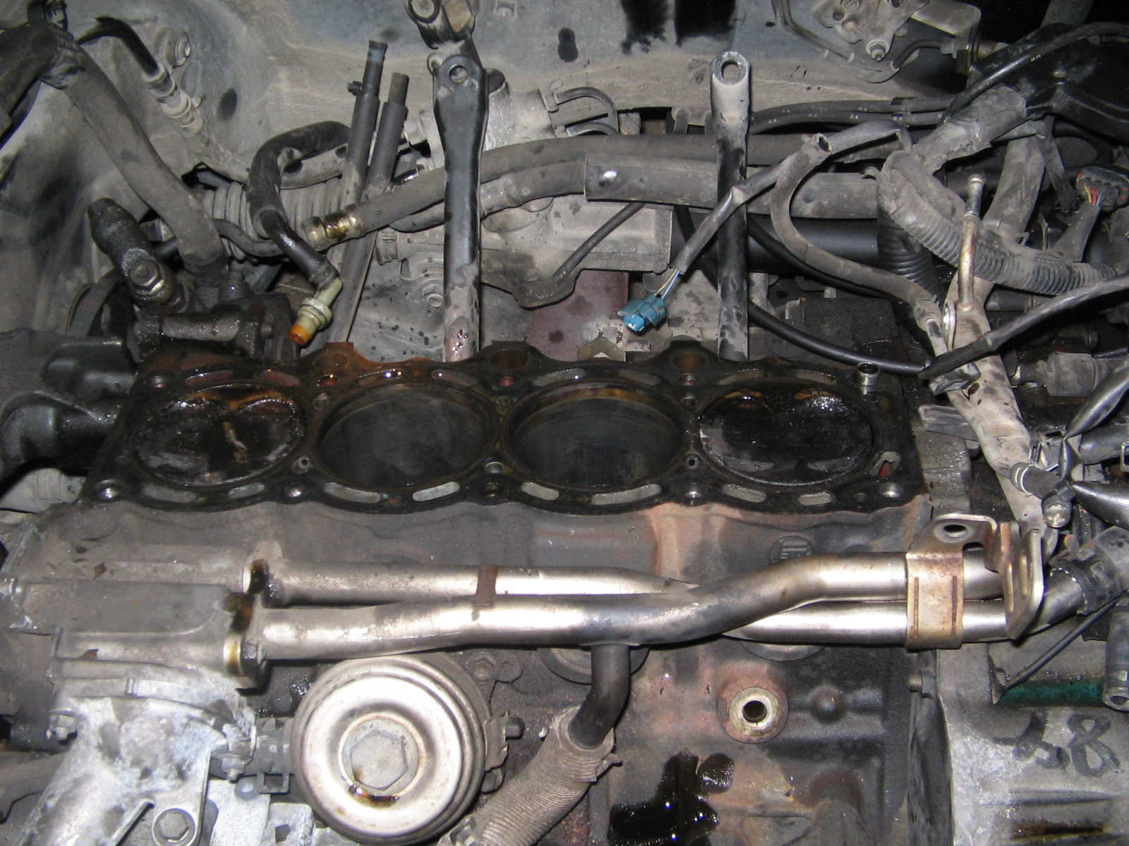 Det staget til venstre var helt jævlig og få løs...klarte det etter 2.5 timer og mye bannskap...måtte løsne motor feste i front og bikke motoren forrover noen cm...