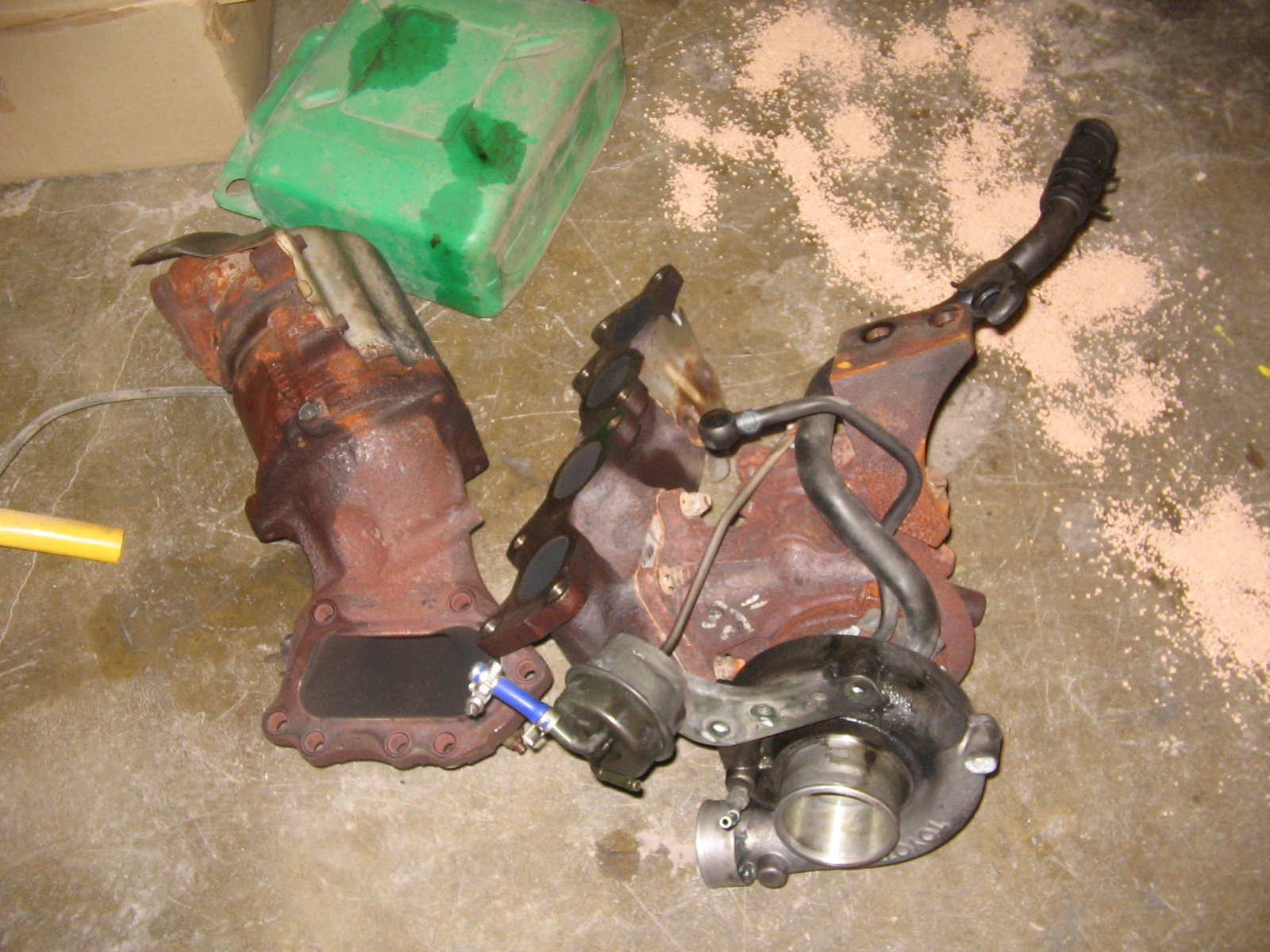 Her ser dere den jævla katalysatoren som ska bli fri for innhold :twisted: 
<br />Turboen ser og kjennes veldig fin ut...kanskje byttet en gangtilbake i tid  :?