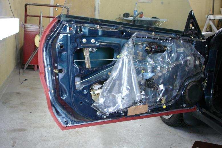 Her er døra grunnet med zink-grunning, hadde pusset av all fugemasse og rust rundt hele døra