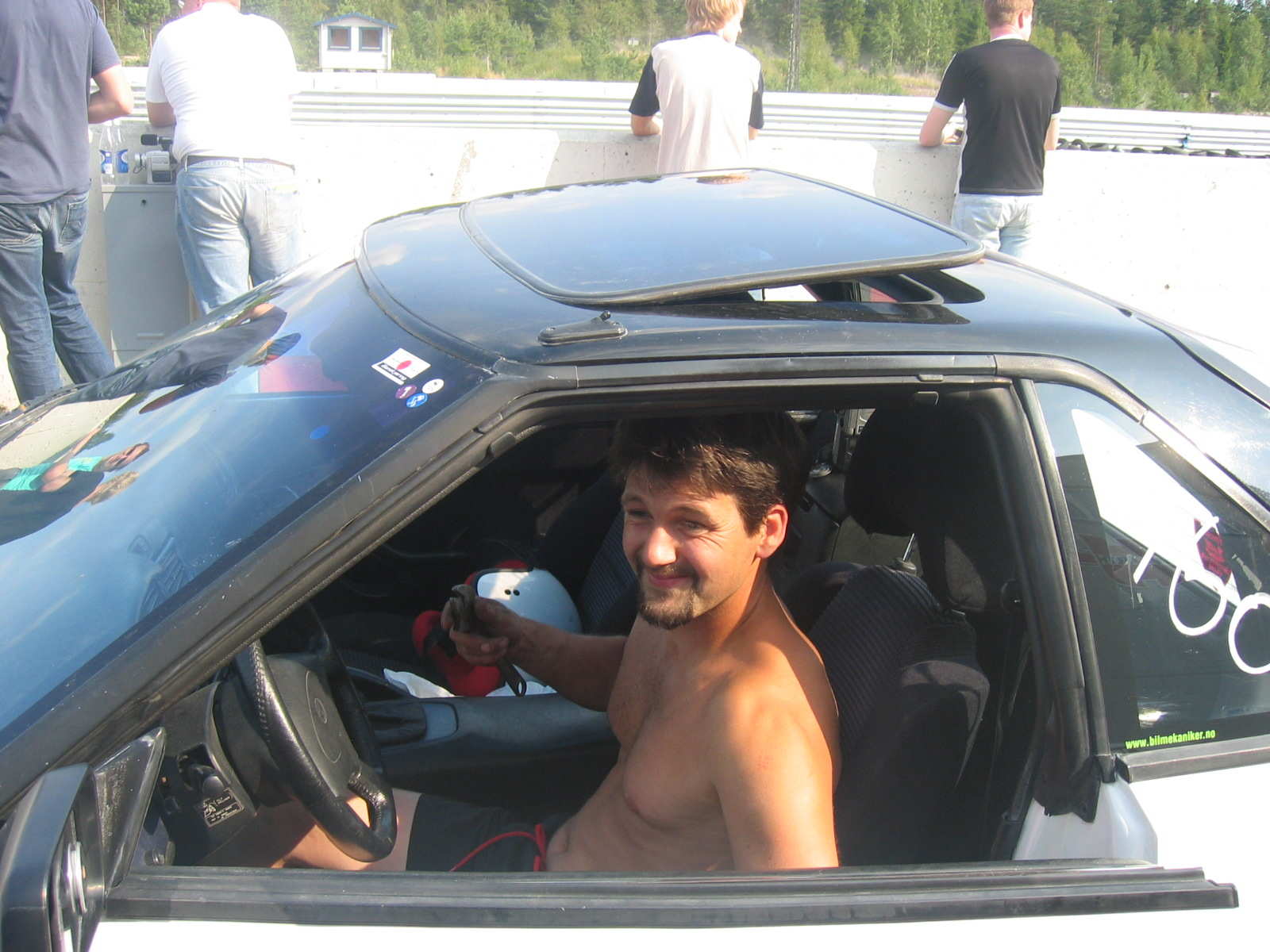 Arne slik vi kjenner han - smilende, med litt verktøy i neven... ;)