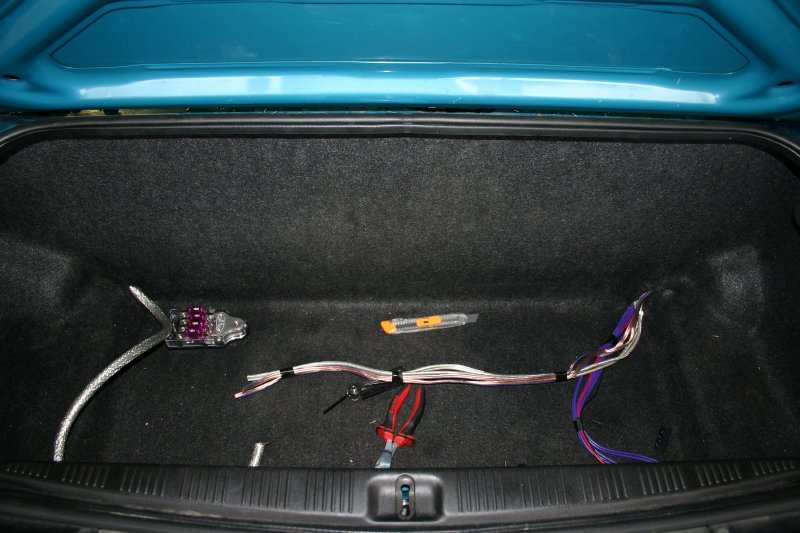 Kabler inn i bagasjerommet