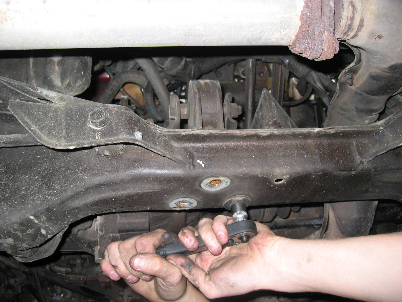 Vi løsnet på alle motor fester unntatt en..