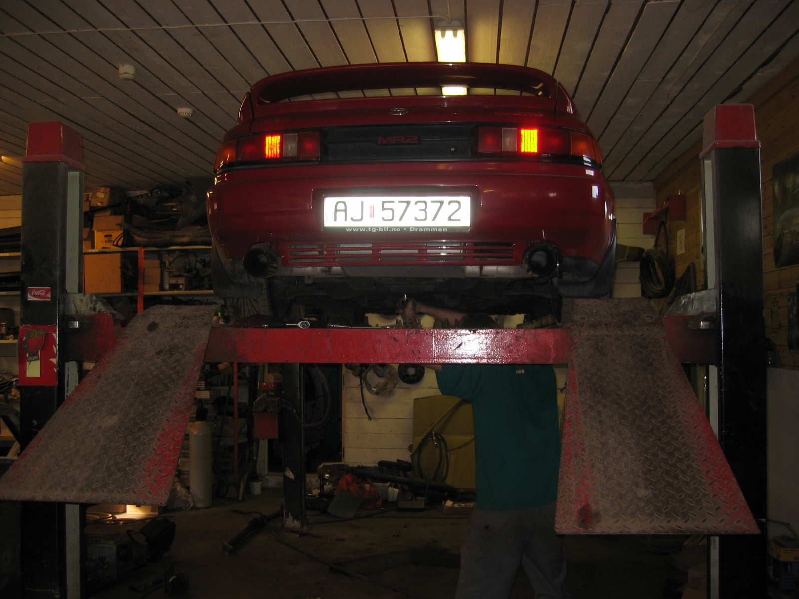 Bilen oppe på bukken klar for demontering...