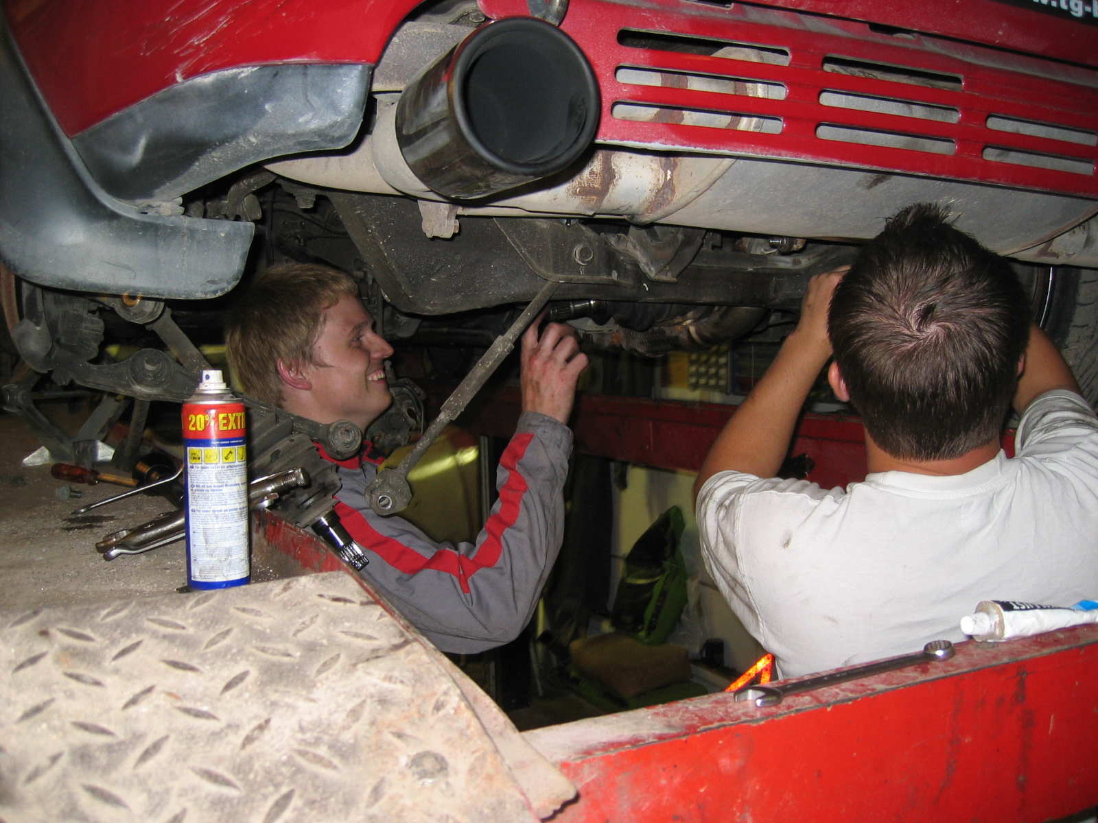Gutta som mekker bil..