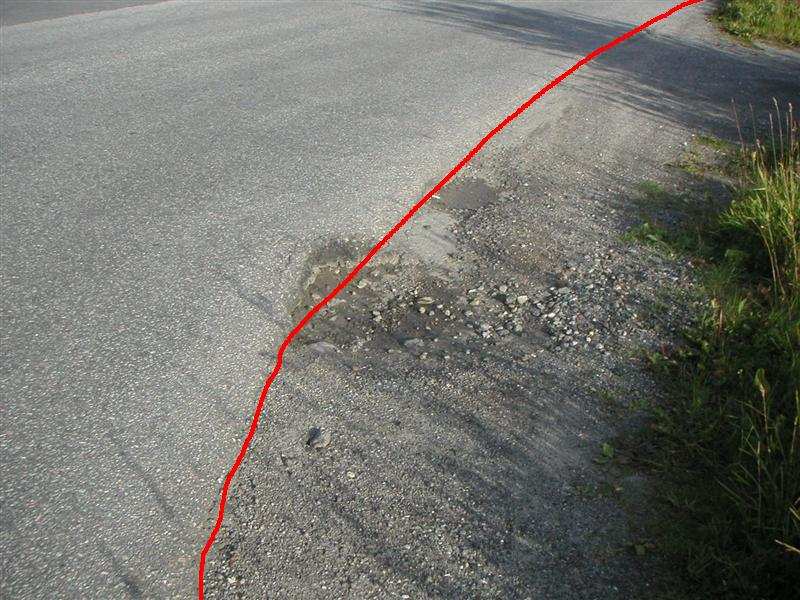 Tegnet opp en strek for å vise hvordan asfaltkanten skal egentlig gå... sånn ca ihvertfall