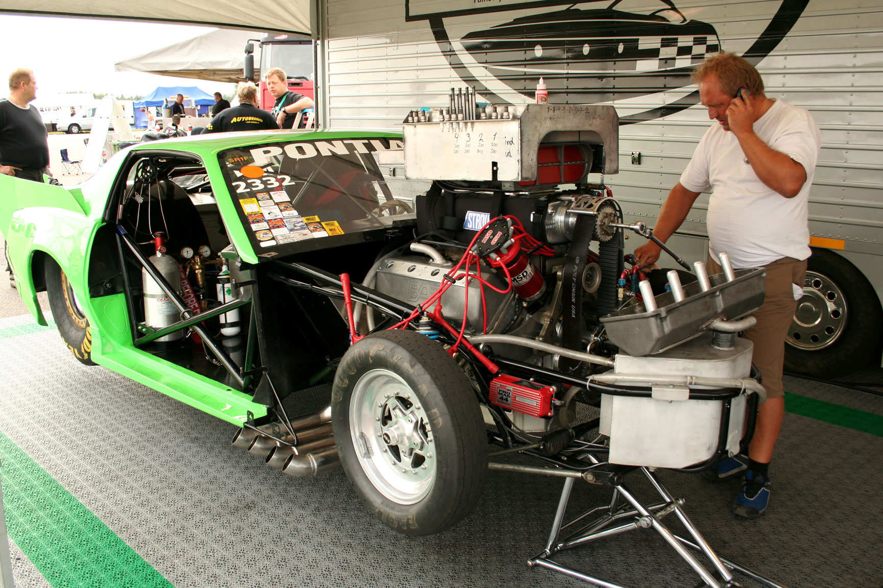 Små hjul foran og store hjul bak...passasjeren er byttet ut med flasker av velkjent innhold ;)