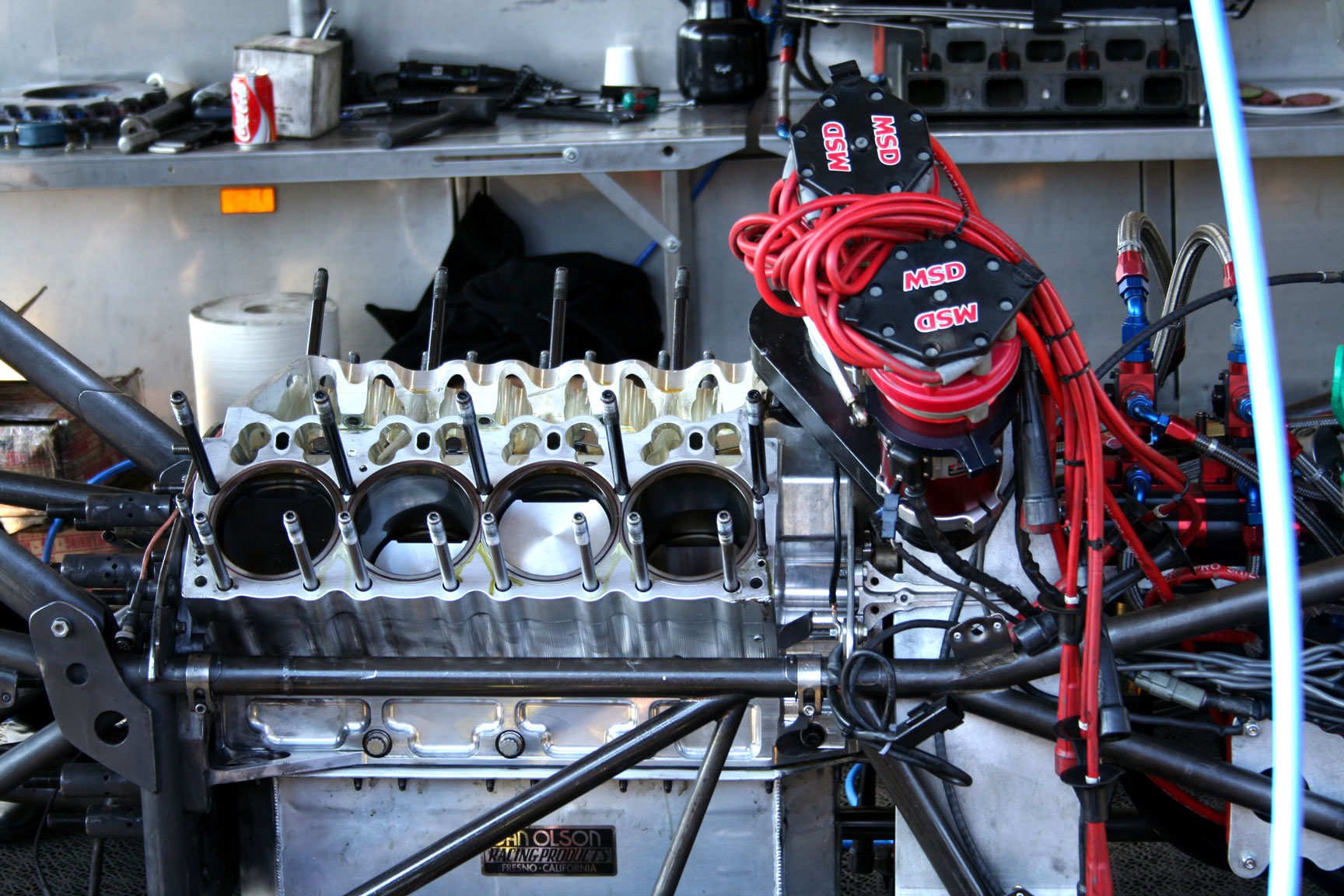 Motoren får nye stempler og veivlagre etter hvert drag...koster disse gutta 10.000,- å kjøre 402m :O