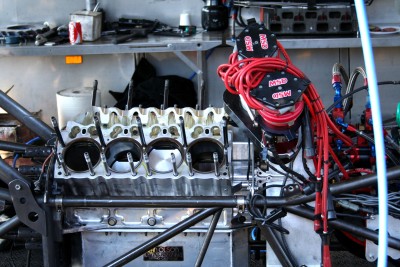Motoren får nye stempler og veivlagre etter hvert drag...koster disse gutta 10.000,- å kjøre 402m :O