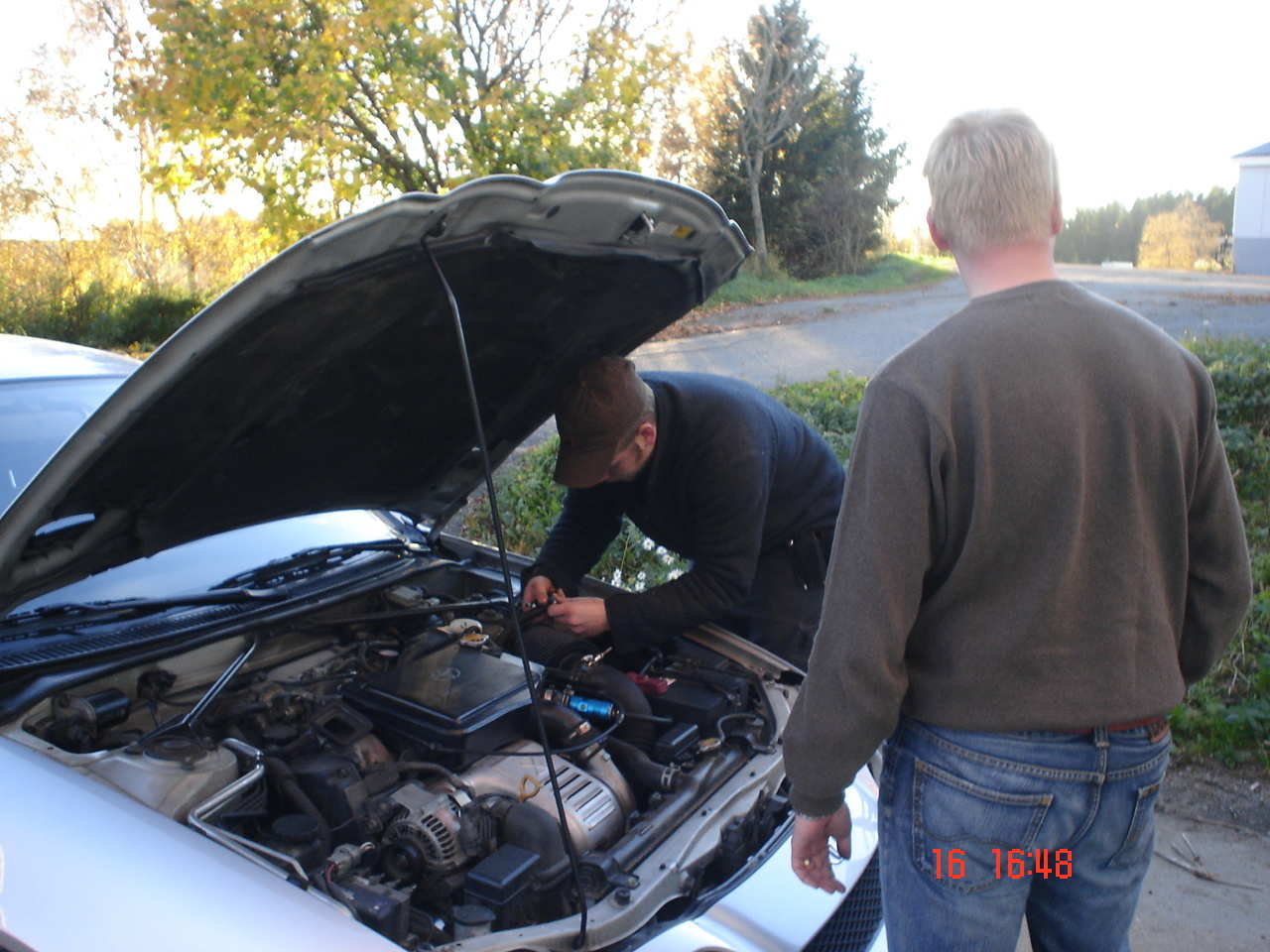 Kai Magne (uten turbo-bil) står og sikler ved siden av...