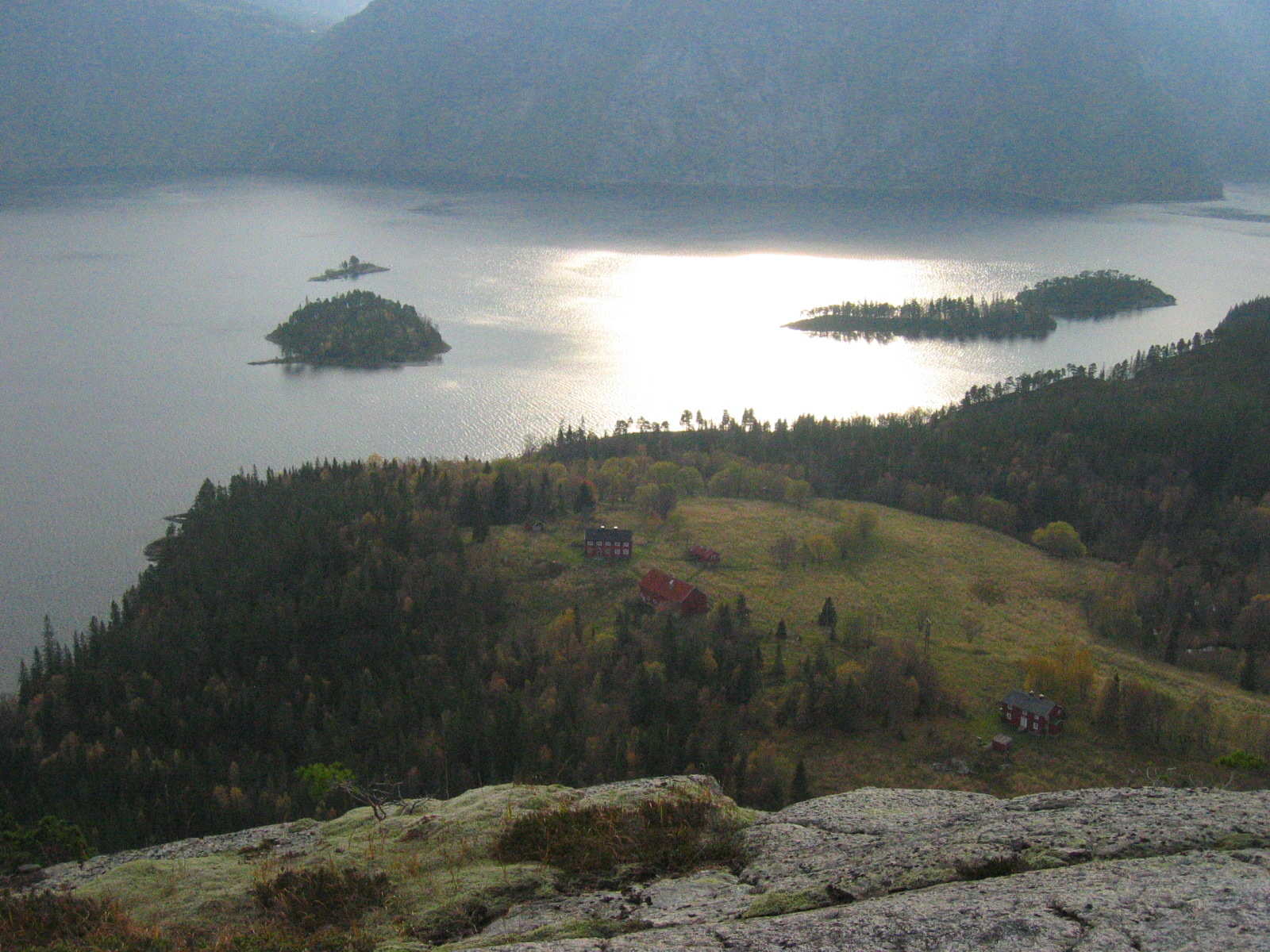 Gården jaktlaget leier på åremål, Leisåk i Fosnes kommune. Ligger veldig idyllisk til.