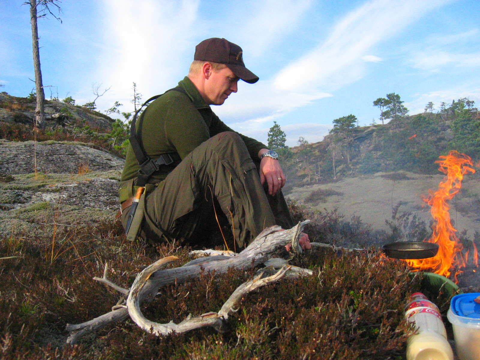 Fjelltur dagen derpå. Her steikes det flesk og pannekaker oppe på fjellet!