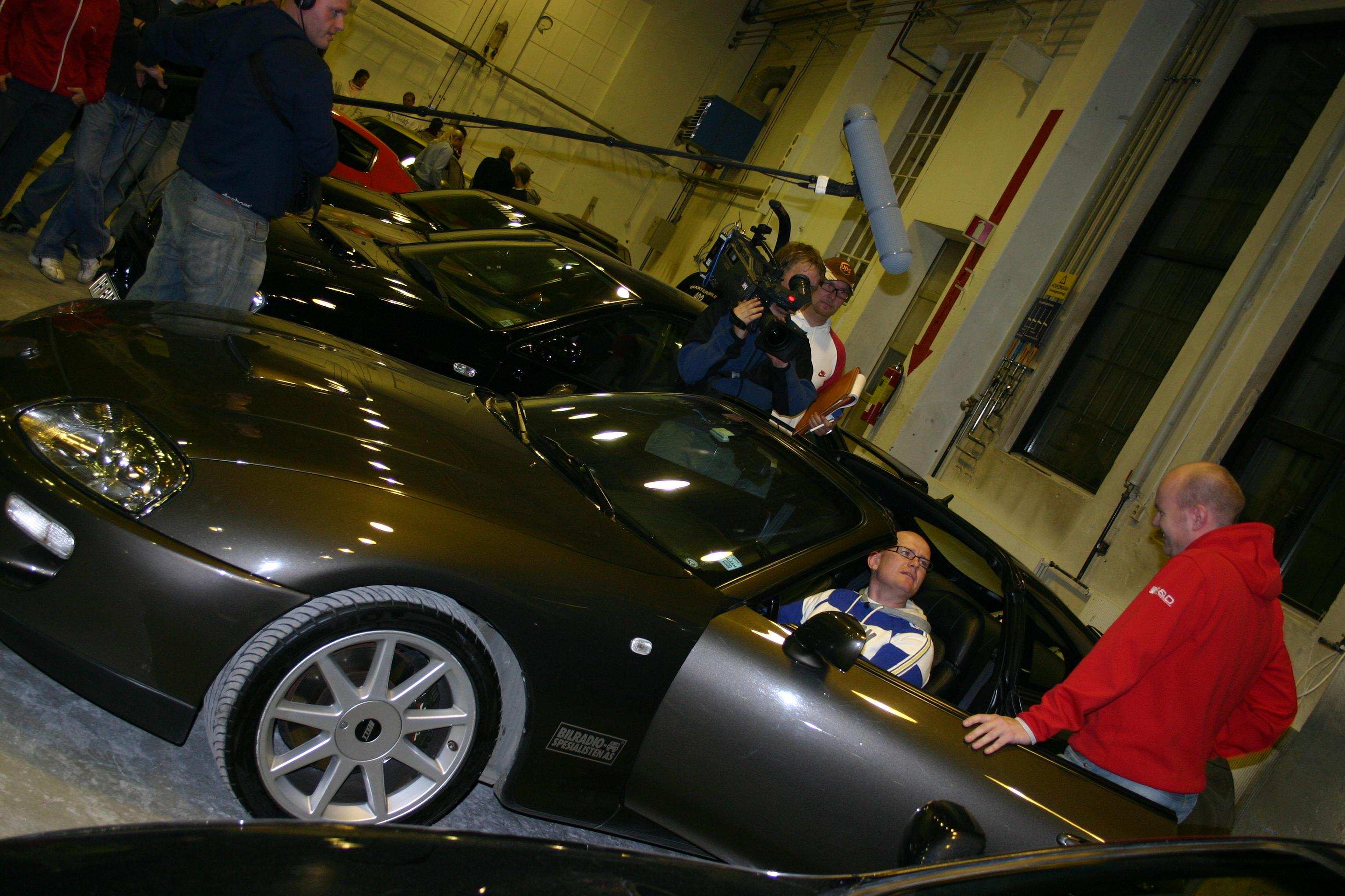 OJ!, du har jo rattet på riktig side du Alf...Det råeste Toyota har laget, og så holder det jo. (sitat Larsen)