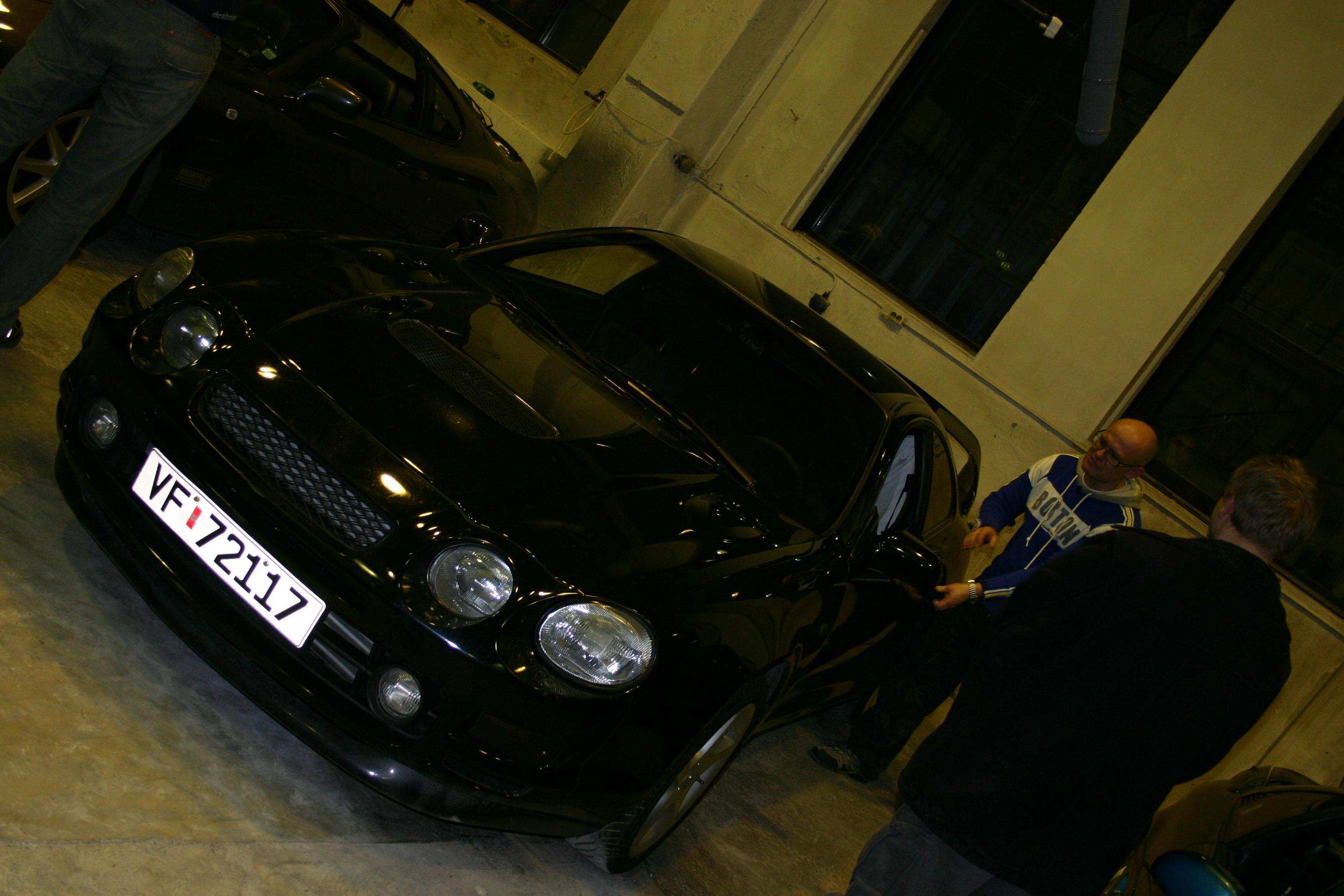 Larsen inspiserer Sindre sin nyinnkjøpte -96 GT-Four og går i blemma som han ofte gjør og prater om noen 204hk som jeg aldri har vært klar over at den utgaven Celica hadde?? Blir selvsagt minnet på realitetene av Sindre.