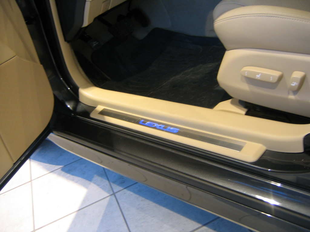 Lysende Lexus emblem i dørterskel. Finner det samme i rx400h også, men dær lyser det orange. Kun på luksus modellen.