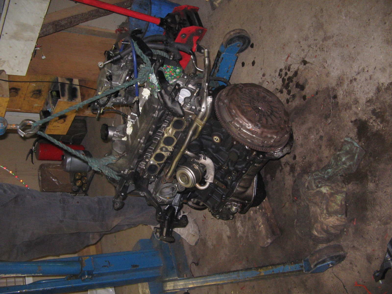 Svinghjulet og clutchen kommet på. Men fant ut etterpå at det er en fordel å sentrere den :P