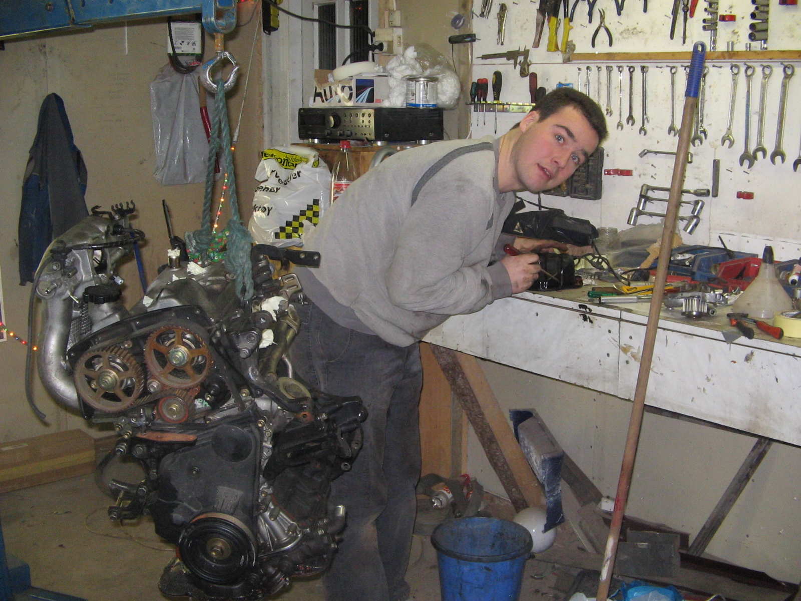 Her er den nye motoren kommet i elefanten. Samt et lite glimt av kompisen som har stått og hjulpet meg i 7 timer i dag pluss i morra osv frammover..det er kompis!