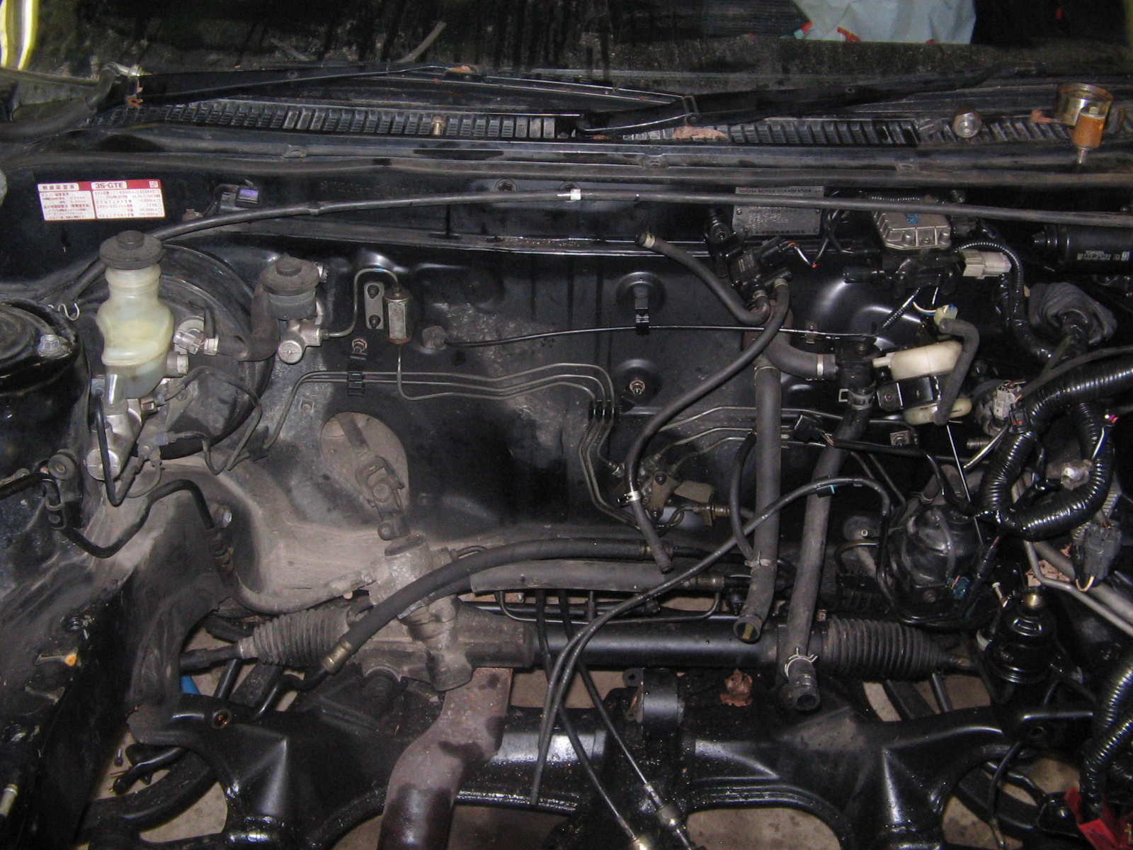 Tomt nedi her plutselig :D Som dere ser så er det ikke akkurat god plass mellom styresnekka og brua for at den jævla mellomakslingen går igjennom...