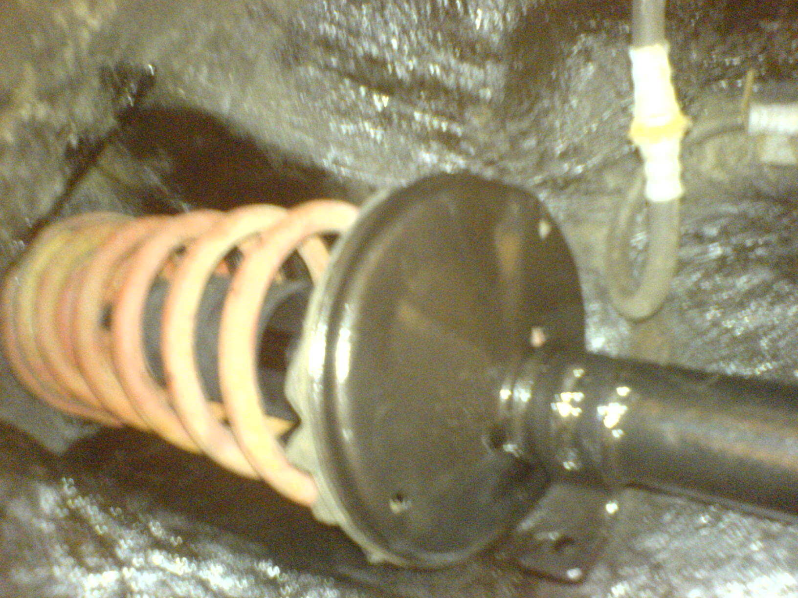 Glassblåst og behandlet med noe spasial lakk. Byttet demper og &amp;quot;bumpstops&amp;quot;, støvhetten til demperen. Understell under montering