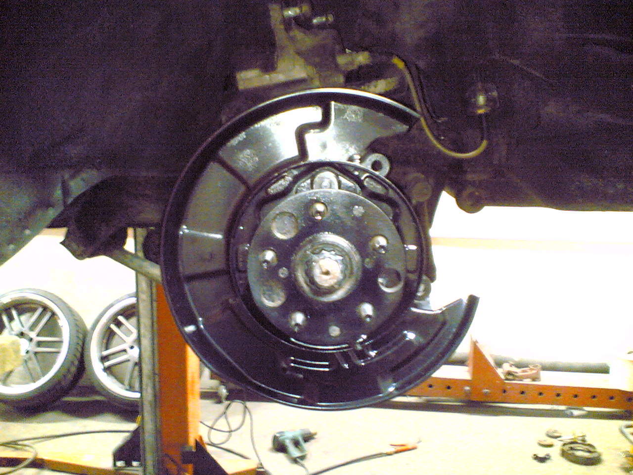 Rengjøring av bremseskjoldet med etterfølgende grunning og lakkering