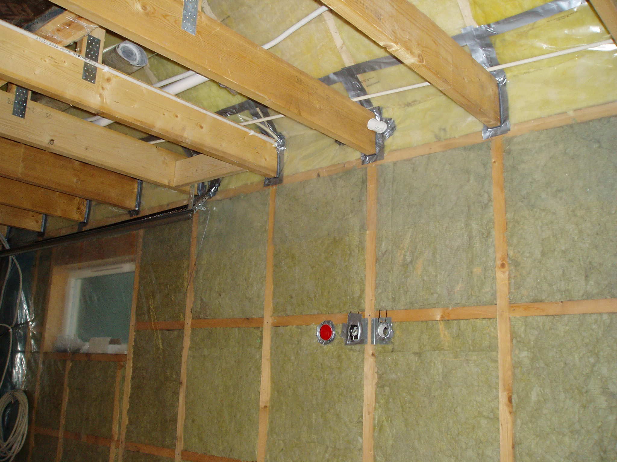 Sentralstøvsuger, luft uttak og strøm montert på 3stk av veggene