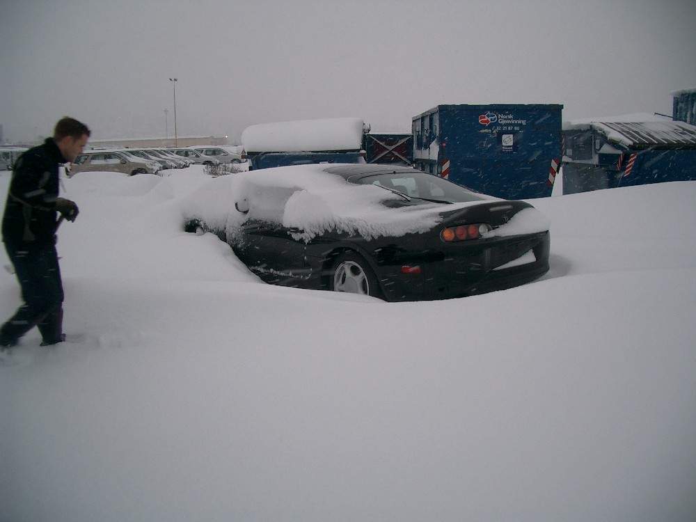 Etter å lett rundt på Holmen kai dukket det plutselig opp ei kjent rompe ;) Bilen kom i går 19...kommet litt snø siste døgnet ja