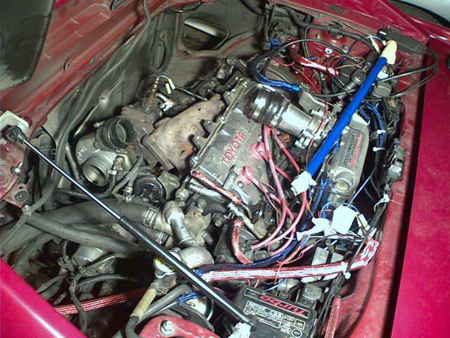 Det ble straks bedre plass så snart den orginale ICen var vekk, rør fra turboen + innsuget. Endelig går det ann å jobbe normalt. :)