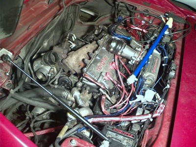 Det ble straks bedre plass så snart den orginale ICen var vekk, rør fra turboen + innsuget. Endelig går det ann å jobbe normalt. :)