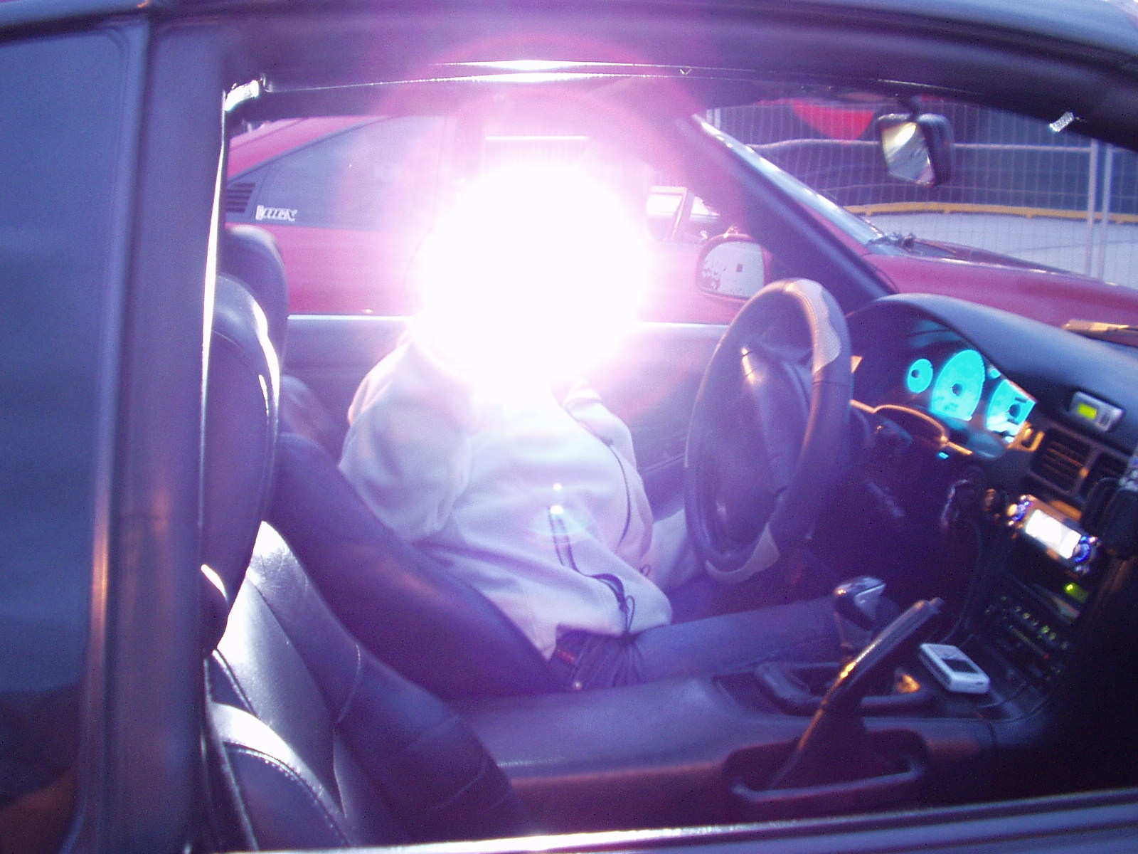 Neemi som saboterer bildet mitt ved å ta bilde mot meg akkurat samtidig. MED Blits.. Dårlig gjort!