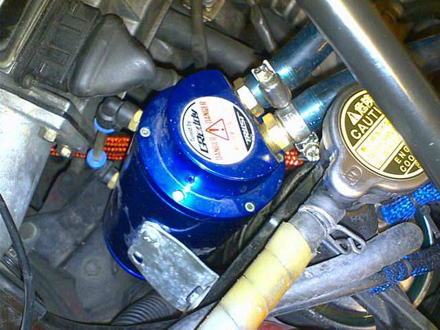 Greddy oil catch tank :-)  mest for show off, men den har jo faktisk sin effekt i at den hindrer olje i å komme inn i innsuget, og på den måten gir den jo minimalt mer effekt også, samtidig som man holder motoren ren. :)