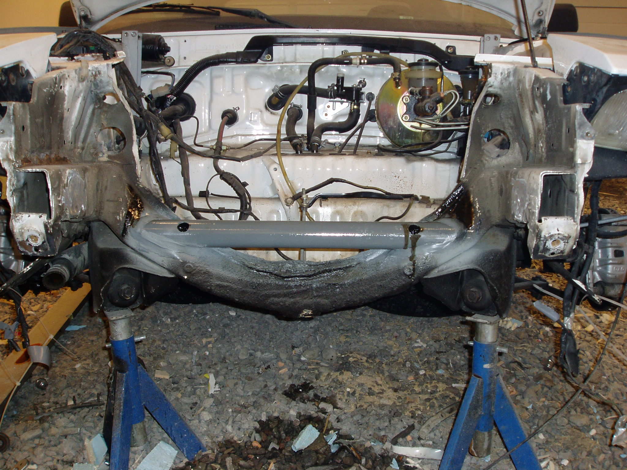 Avstiving( og nedrefeste for radiator) for bortkappet plate i bagasjerommet...