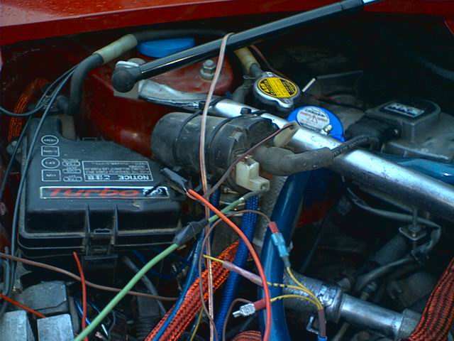 Midlertidig coil stripset fast på stab staget... Kan da ikke tilate seg å la MR2en bli SLEPT!  bedre med en mc-gyver løsning da ja :P