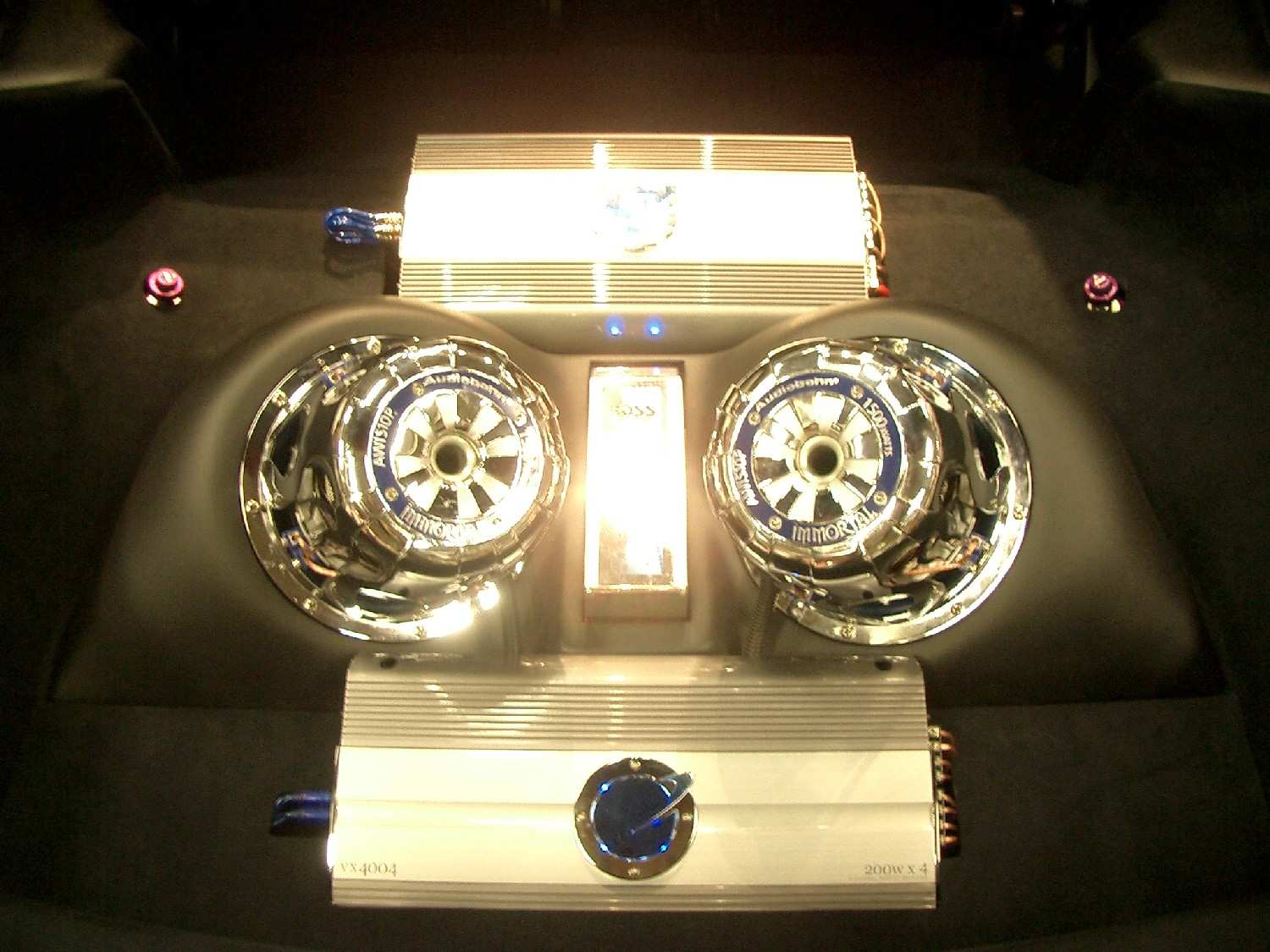 Bak i bilen...basskassen er til å lette ut før banekjøring