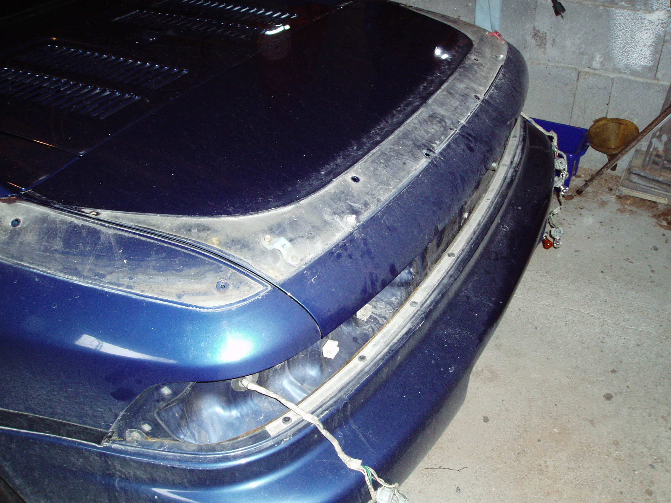 Den skal lakkes og antennehull skal sparkles igjen