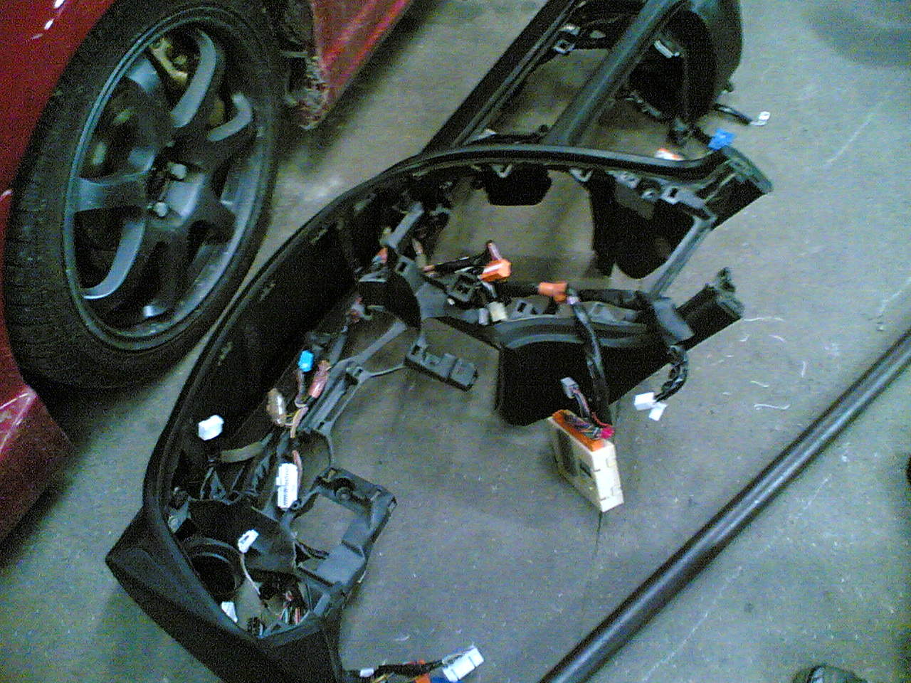 Toyota har heldigvis utstyrt ledningsnettet med kontakter på begge sider av dashbordet slik at det er forholdsvis greit å ta ut.