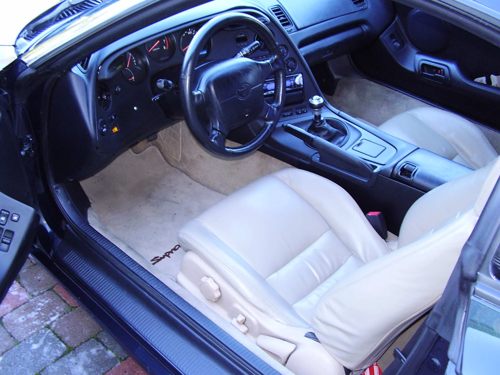 Innvendig. Blir Sparco stoler og Kenwood 7025ddx dvd anlegg etterhvert. Sant Alf? hehe