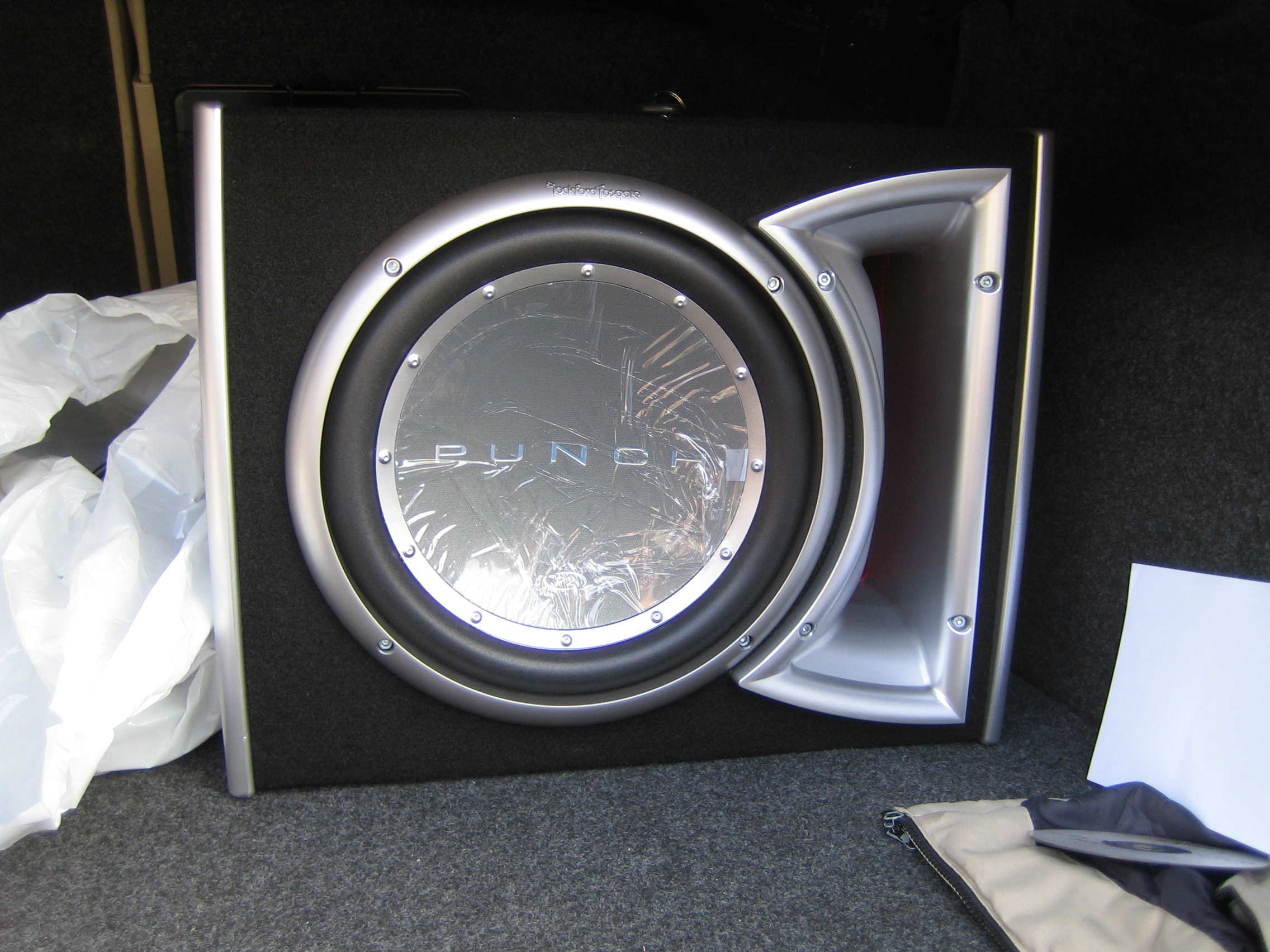 Stor, må sette den på den andre siden så ski posen ikke blir hindret.